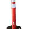 Poste de señalización vial naranja.